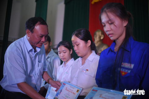Ông Huỳnh Huyện - phó trưởng ban Tuyên giáo Tỉnh ủy Bình Định trao học bổng cho các em học sinh - Ảnh: LÂM THIÊN Ông Huỳnh Huyện - phó trưởng Ban Tuyên giáo Tỉnh ủy Bình Định - trao học bổng cho các bạn học sinh - Ảnh: LÂM THIÊN