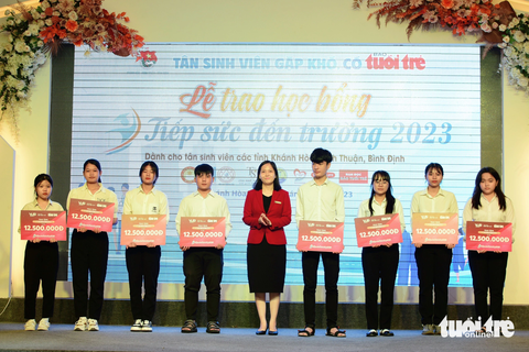 8 tân sinh viện nhận được các suất học bổng của Anh Văn hội Việt Mỹ - Ảnh: DUYÊN PHAN 8 tân sinh viên nhận được các suất học bổng của Hệ thống Anh văn hội Việt Mỹ - Ảnh: DUYÊN PHAN
