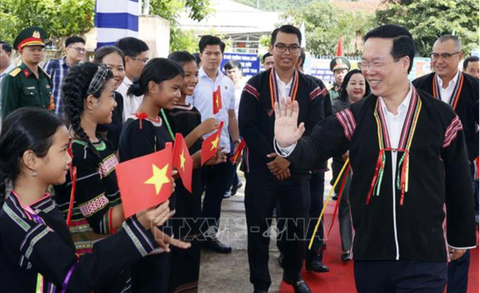 Chủ tịch nước Võ Văn Thưởng với người dân tại Liên khu dân cư xã Suối Trai, huyện Sơn Hoà. Ảnh: Thống Nhất - TTXVN Chủ tịch nước Võ Văn Thưởng với người dân tại liên khu dân cư xã Suối Trai, huyện Sơn Hòa - Ảnh: Thống Nhất - TTXVN