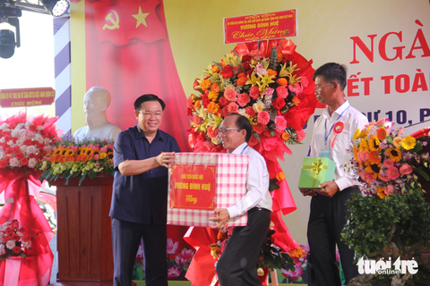 Cảng Liên Chiểu sẽ hình thành 'thế chân kiềng' kinh tế cho Đà Nẵng - Ảnh 2. Chủ tịch Quốc hội Vương Đình Huệ tặng quà cho khu dân cư số 10, phường Hòa Hiệp Bắc, quận Liên Chiểu, thành phố Đà Nẵng - Ảnh: TRƯỜNG TRUNG