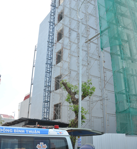 3 công nhân chết tại chỗ nghi do đứt cáp thang xây nhà cao tầng - Ảnh 1. Hiện trường vụ tai nạn lao động tại căn nhà ở phường Phú Thủy, TP Phan Thiết, Bình Thuận khiến 3 công nhân tử vong tại chỗ - Ảnh: ĐỨC TRONG