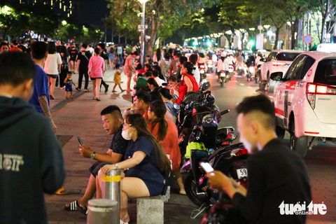 Phố đi bộ Nguyễn Huệ: Hàng rong tràn lan, xe cộ đậu bát nháo - Ảnh 3. Nhiều người dân đậu xe dưới dòng đường tiềm ẩn nguy cơ mất xe, cản trở giao thông.