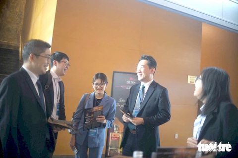 Bình Định mời các trưởng cơ quan đại diện ngoại giao quảng bá tiềm năng, thu hút đầu tư - Ảnh 2. Đại diện các đại sứ quán, doanh nghiệp nước ngoài vui vẻ trò chuyện tại một gian hàng trưng bày giới thiệu các sản phẩm đặc trưng của Bình Định - Ảnh: LÂM THIÊN