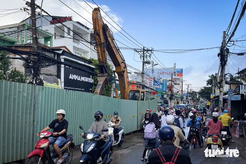 Nhiều đường ở TP.HCM đang bị bóp nghẹt bởi lô cốt - Ảnh 1. Hơn 1 tháng qua, người dân đi đường Nguyễn Duy Trinh (TP Thủ Đức) gặp nhiều vất vả do lô cốt của dự án vệ sinh môi trường TP.HCM giai đoạn 2 chiếm hơn nửa đường - Ảnh: CHÂU TUẤN