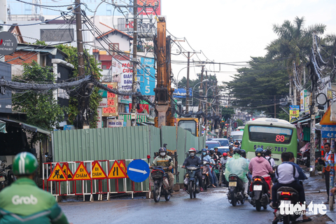 Nhiều đường ở TP.HCM đang bị bóp nghẹt bởi lô cốt - Ảnh 2. Lô cốt ở đường Nguyễn Duy Trinh (TP Thủ Đức) dài khoảng 20m và rộng khoảng 3m, chiếm quá nửa chiều rộng đường, gây ra tình trạng ùn tắc nghiêm trọng, đặc biệt vào giờ cao điểm.