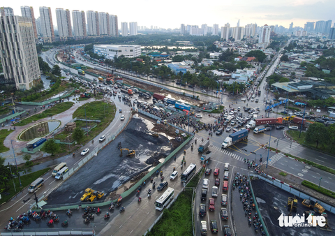 Nhiều đường ở TP.HCM đang bị bóp nghẹt bởi lô cốt - Ảnh 3. Nhìn từ trên cao, nút giao An Phú (TP Thủ Đức) bị bao vây bởi hàng loạt rào chắn công trình. Do lượng xe về đây quá nhiều nhưng mặt đường bị bó hẹp nên hay xảy ra tình trạng ùn ứ giao thông.