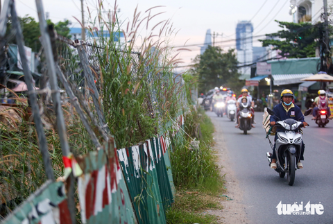 Nhiều đường ở TP.HCM đang bị bóp nghẹt bởi lô cốt - Ảnh 7. Cách nút giao An Phú khoảng 2km, hình ảnh lô cốt án ngữ nhiều năm trên đường Lương Định Của khiến bao người dân ngao ngán. Tại gần giao lộ Lương Định Của và Trần Não, con đường bị bóp méo hoàn toàn do lô cốt công trình rào chắn.