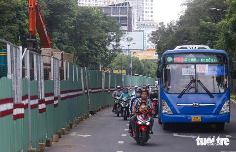 Nhiều đường ở TP.HCM đang bị bóp nghẹt bởi lô cốt - Ảnh 11. Trong khi đó, khu vực công viên Hoàng Văn Thụ (đoạn qua đường Trần Quốc Hoàn) cũng đang bị hàng rào chắn bao vây thời gian qua. Người dân hy vọng dự án mở rộng đường Trần Quốc Hoàn - Cộng Hòa sớm hoàn thành để đi lại thuận tiện hơn. Rào chắn được tháo dỡ để mọi người đi lại, vui chơi ngắm công viên...