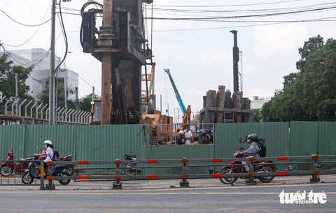 Nhiều đường ở TP.HCM đang bị bóp nghẹt bởi lô cốt - Ảnh 12. Sở Giao thông vận tải TP.HCM cho biết ngoài việc đẩy nhanh tiến độ các dự án trọng điểm, sẽ đốc thúc các bên liên quan sớm hoàn thành thủ tục xây dựng các dự án khác như mở rộng đường Hoàng Hoa Thám (gần sân bay Tân Sơn Nhất) để giảm ùn tắc giao thông.