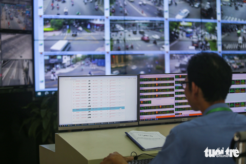 Phạt nguội xe quá tải: Xem mọi thứ qua camera, dữ liệu truyền về từ xa - Ảnh 3. Một nhân viên phụ trách trực tiếp theo dõi, kiểm tra hình ảnh, dữ liệu thông tin từ các trạm cân ở TP.HCM - Ảnh: THU DUNG