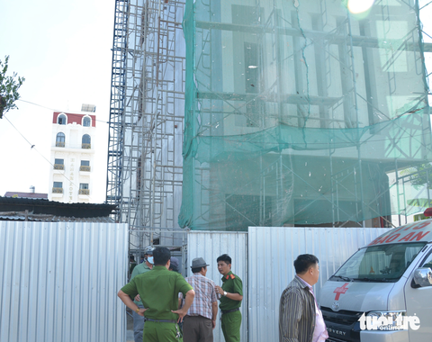 Công nhân kể lại phút thoát nạn vụ đứt cáp thang ở Phan Thiết - Ảnh 1. Hiện trường vụ đứt cáp thang xây nhà cao tầng ở Phan Thiết khiến 3 người tử vong - Ảnh: ĐỨC TRONG