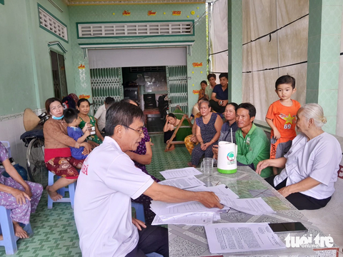 Công ty xi măng hoạt động lén lút gây ô nhiễm, huyện nói chưa cho phép - Ảnh 1. Nhiều hộ dân sống gần nhà máy xi măng của Công ty cổ phần Nippo Lavica tiếp tục làm đơn phản ánh đến cơ quan chức năng do công ty này hoạt động lén lút trở lại - Ảnh: ĐẶNG TUYẾT