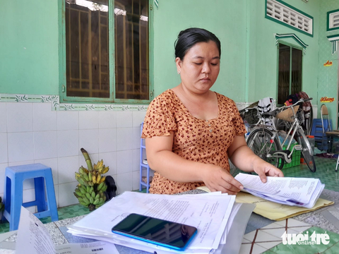 Công ty xi măng hoạt động lén lút gây ô nhiễm, huyện nói chưa cho phép - Ảnh 4. Chị Lý Thị Ngọc Tuyết cho biết hai đứa con nhỏ bị bệnh đường hô hấp phải điều trị liên tục hơn 1 năm qua do ảnh hưởng bởi bụi xi măng - Ảnh: ĐẶNG TUYẾT
