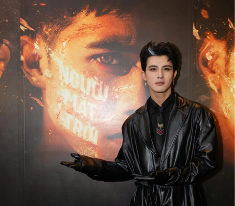 Tin tức giải trí 11-11: MONO tái xuất, The Devil's Plan có phần 2 - Ảnh 5. Trần Ngọc Vàng bên cạnh poster "Người mặt trời" - Ảnh: NVCC