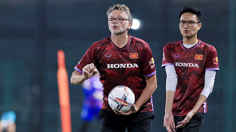Vòng loại thứ 2 World Cup 2026: Hàng công nào cho tuyển Việt Nam? - Ảnh 1. HLV Troussier có nhiều việc phải làm cho trận mở màn với Philippines - Ảnh: HOÀNG TÙNG