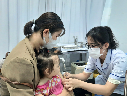 Trẻ tại TP.HCM tiêm vắc xin trong chương trình tiêm chủng mở rộng tại trạm y tế - Ảnh: THU HIẾN Trẻ tại TP.HCM tiêm vắc xin trong chương trình tiêm chủng mở rộng tại trạm y tế - Ảnh: THU HIẾN