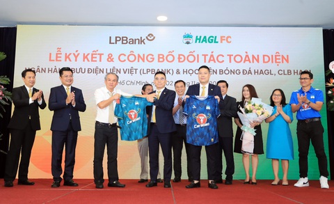 CLB Hoàng Anh Gia Lai sẽ xin VFF cấp phép ngoại lệ để đổi tên - Ảnh 2. Bầu Đức (thứ 3 từ trái sang) cùng đại diện LPBank tại buổi họp báo công bố đổi tên - Ảnh: TUẤN HỮU