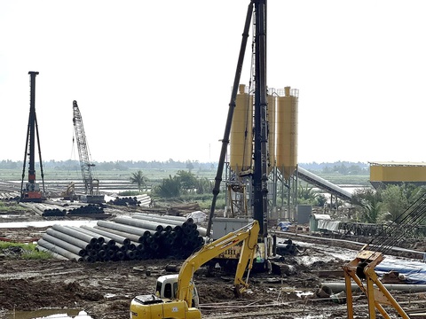 Đi tìm động lực tăng trưởng 2024 - Ảnh 1. Năm 2024 đầu tư công vẫn tiếp tục là động lực tăng trưởng quan trọng. Trong ảnh: cao tốc Cần Thơ - Cà Mau đoạn qua huyện Vĩnh Thuận, tỉnh Kiên Giang Ảnh: CHÍ HẠNH