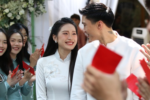 Văn Hậu rước Top 10 Hoa hậu Việt Nam 2020 về dinh - Ảnh 2. Văn Hậu và Hải My rạng rỡ trong ngày cưới - Ảnh: THIÊN ANH