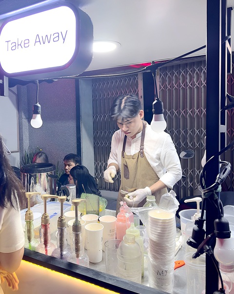 Khóc, cười mộng Take away - Ảnh 1. Toàn Trung đang kiên trì tìm thêm khách mới - Ảnh: N.K.