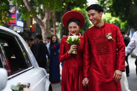 Văn Hậu rước Top 10 Hoa hậu Việt Nam 2020 về dinh - Ảnh 9. Văn Hậu và Hải My thay bộ áo dài đỏ bước ra xe về Thái Bình để tiếp tục lễ cưới ở quê nhà - Ảnh: HÀ AN