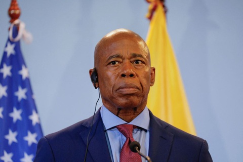 FBI bất ngờ tiếp cận, tịch thu điện thoại thị trưởng New York - Ảnh 1. Thị trưởng New York Erick Adams - Ảnh: REUTERS