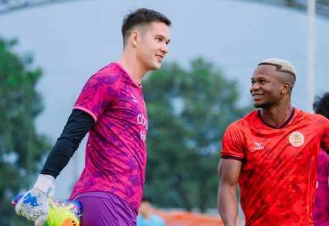 Vì sao thủ môn Filip Nguyễn quan trọng với HLV Troussier? - Ảnh 1. Filip Nguyễn (trái) trong màu áo CLB Công An Hà Nội - Ảnh: CAHN FC