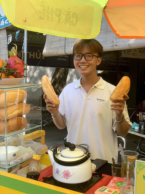 Khóc, cười mộng Take away - Ảnh 4. Gia Huy định vừa khởi nghiệp, vừa học lên thạc sĩ - Ảnh: G.HUY