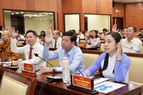 TP.HCM trả lương 120 triệu để quy tụ được nhân tài khoa học công nghệ - Ảnh 1. Đại biểu HĐND TP.HCM khóa X thông qua nghị quyết về tiền lương, tiền công, chế độ phúc lợi, chính sách ưu đãi khác đối với các chức danh lãnh đạo trong tổ chức khoa học công nghệ - Ảnh: HỮU HẠNH