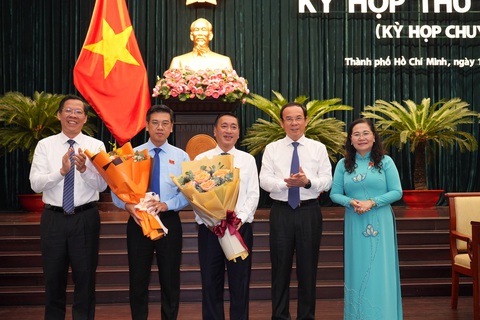 Tân phó chủ tịch UBND TP.HCM Nguyễn Văn Dũng: quan tâm phát triển trung tâm tài chính quốc tế - Ảnh 1. Lãnh đạo TP.HCM trao hoa chúc mừng ông Nguyễn Văn Dũng (áo xanh) được bầu làm phó chủ tịch UBND TP.HCM và ông Phạm Thành Kiên (chính giữa) làm phó chủ tịch HĐND TP.HCM - Ảnh: HỮU HẠNH