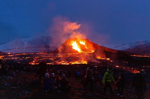 Bị 800 trận động đất tấn công 1 ngày, Iceland tuyên bố tình trạng khẩn cấp - Ảnh 1. Iceland có 33 hệ thống núi lửa đang hoạt động, nhiều nhất ở châu Âu. Trong ảnh (chụp tháng 3-2021) là dung nham núi lửa trên bán đảo Reykjanes của Iceland - Ảnh chụp màn hình Washington Post/Getty Images
