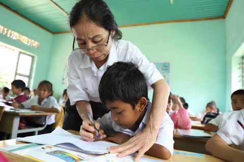 Thầy cô giáo chỉ mong các trò đến lớp đông đủ, học giỏi không cứ phải tặng quà ngày nhà giáo mới là tri ân - Ảnh: TRUNG TÂN Thầy cô giáo chỉ mong các trò đến lớp đông đủ, học giỏi, không cứ phải tặng quà ngày nhà giáo mới là tri ân - Ảnh: TRUNG TÂN