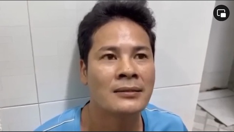 Lời khai của người chồng giết vợ, cho thi thể vào bao tải, giấu dưới gầm giường - Ảnh 1. Bị can Tám thời điểm bị công an bắt giữ - Ảnh cắt từ clip