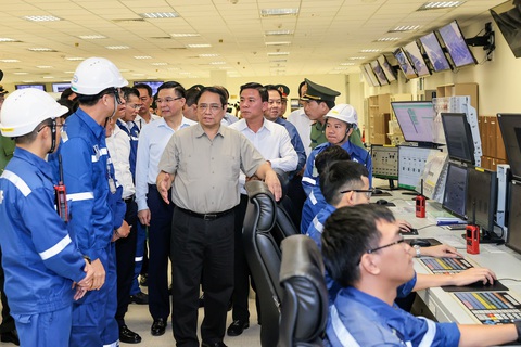 Thủ tướng: Cần tái cấu trúc tổng thể Lọc hóa dầu Nghi Sơn- Ảnh 2. Thủ tướng đề nghị Công ty Lọc hóa dầu Nghi Sơn tiếp tục vận hành nhà máy bảo đảm an ninh, an toàn và bảo vệ môi trường - Ảnh: VGP