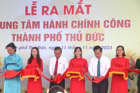 TP.HCM ra mắt Trung tâm hành chính công đầu tiên - Ảnh 3. Lãnh đạo TP Thủ Đức cắt băng khánh thành trung tâm - Ảnh: CẨM NƯƠNG