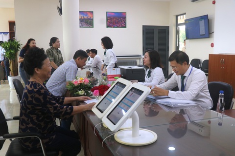 TP.HCM ra mắt Trung tâm hành chính công đầu tiên - Ảnh 2. Trung tâm được thành lập với nhân sự là cán bộ chuyên môn từ các phòng ban chuyên môn trên nguyên tắc không tăng tổng số biên chế - Ảnh: CẨM NƯƠNG