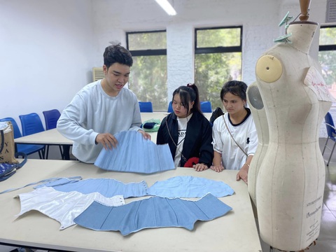 Các thiếu nữ Mông học kỹ thuật mới của ngành thời trang dưới sự hướng dẫn của các bạn sinh viên tại trường - Ảnh: NGUYỄN HIỀN Các thiếu nữ Mông học kỹ thuật mới của ngành thời trang dưới sự hướng dẫn của các bạn sinh viên tại trường - Ảnh: BTC