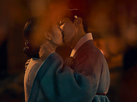Nam Goong Min, Ahn Eun Jin dẫn đầu bảng danh tiếng nhờ 'Người yêu dấu' - Ảnh 1. Nam Goong Min và Ahn Eun Jin có cảnh hôn cực tình trong cuối tập 17 Người yêu dấu