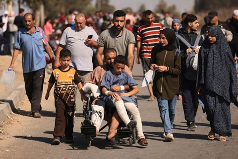 Các gia đình người Palestine ở phía bắc Dải Gaza trên đường di tản về phía nam - Ảnh: AFP Các gia đình người Palestine ở phía bắc Dải Gaza trên đường di tản về phía nam - Ảnh: AFP