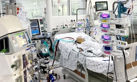 Uống nhầm hóa chất đựng trong chai nước, bé trai bị tổn thương gan thận nặng - Ảnh 1. Bệnh viện Nhi đồng thành phố (TP.HCM) đã dùng kỹ thuật lọc máu, cùng nhiều máy móc hiện đại để cứu sống bệnh nhi - Ảnh: Bệnh viện cung cấp
