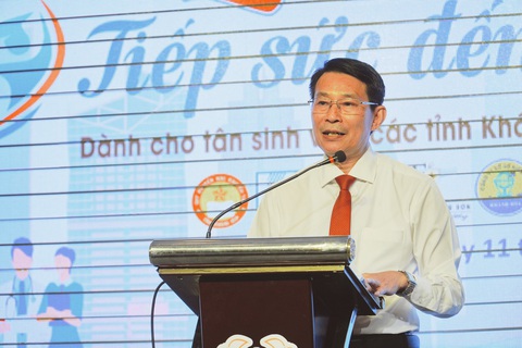 Ông Đinh Văn Thiệu - phó chủ tịch UBND tỉnh Khánh Hòa - gửi lời động viên đến các bạn tân sinh viên - Ảnh: TRẦN HOÀI Ông Đinh Văn Thiệu - phó chủ tịch UBND tỉnh Khánh Hòa - gửi lời động viên đến các bạn tân sinh viên - Ảnh: TRẦN HOÀI