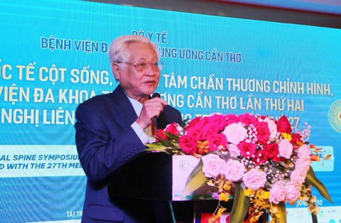 Chuyển giao kỹ thuật nội soi cột sống cho bác sĩ vùng Đồng bằng sông Cửu Long - Ảnh 1. PGS.TS Võ Văn Thành - chủ tịch danh dự Liên chi hội Cột sống TP.HCM - phát biểu tại hội nghị - Ảnh: T. ŨY