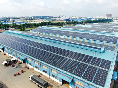 Ngóng chính sách điện mặt trời áp mái - Ảnh 1. Điện mặt trời áp mái tại Khu công nghiệp Tân Bình, quận Tân Phú, TP.HCM - Ảnh: QUANG ĐỊNH