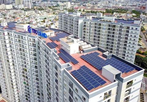 Ngóng chính sách điện mặt trời áp mái - Ảnh 2. Điện mặt trời tại một chung cư ở quận 7, TP.HCM - Ảnh: QUANG ĐỊNH