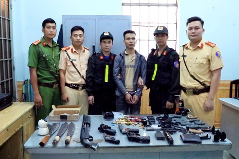 Phát hiện lò chế tạo súng và hung khí nguy hiểm - Ảnh 1. Nghi can Phan Phú Cường cùng nhiều khẩu súng, hung khí bị công an tạm giữ - Ảnh: AN BÌNH