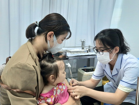 Trẻ tại TP.HCM tiêm vắc xin trong chương trình tiêm chủng mở rộng tại trạm y tế - Ảnh: THU HIẾN Trẻ được tiêm vắc xin trong chương trình tiêm chủng mở rộng tại trạm y tế ở TP.HCM - Ảnh: THU HIẾN