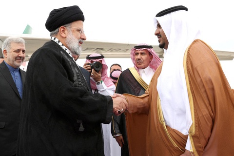 Lãnh đạo các nước Trung Đông gặp nhau, chỉ trích gay gắt Israel - Ảnh 1. Tổng thống Iran Ebrahim Raisi (trái, đeo kính) tới thủ đô Riyadh của Saudi Arabia ngày 11-11 - Ảnh: AFP