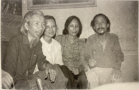 Văn Cao, trăm năm một bậc kỳ tài kỳ 5: Văn Cao vẽ Đặng Thai Mai - hai đỉnh núi giáp đầu - Ảnh 4. Vợ chồng nhạc sĩ Văn Cao và vợ chồng nhà phê bình mỹ thuật Thái Bá Vân - Ảnh: HÀTƯỜNG