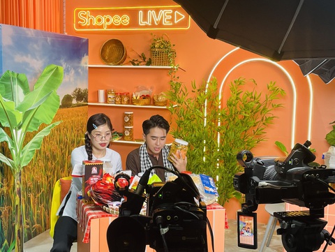 Lượng đơn bán qua Shopee Live tăng ấn tượng trong ‘Siêu sale 11.11’ - Ảnh 1. Sự kiện "11.11 Shopee Live - Thời Trang & Mỹ Phẩm Sale Khủng Nhất Năm" chính thức được khởi động vào 0H hôm nay, ngày 11-11