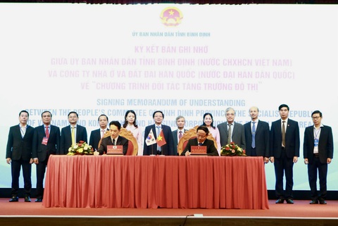 Đại diện UBND tỉnh Bình Định kết kết hợp tác kinh tế với các doanh nghiệp nước ngoài - Ảnh: HỒNG QUÂN Đại diện UBND tỉnh Bình Định ký kết hợp tác với các cơ quan ngoại giao, doanh nghiệp nước ngoài tại hội nghị - Ảnh: HỒNG QUÂN